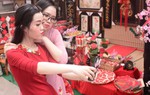 Thiếu nữ diện áo dài thướt tha trên phố ông đồ