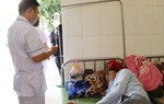 Nhập viện vì ngộ độc rượu vẫn bắt vợ tưới rượu vào cơm để nhậu