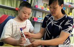 Cô giáo tận tâm với những học trò 'không bao giờ lớn'