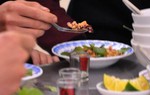 Ăn tiết canh, phụ nữ dễ nhiễm khuẩn liên cầu lợn