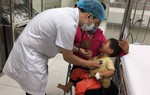 Bé 2 tuổi bị phù mắt, tiên lượng xấu do uống nhầm thuốc diệt cỏ