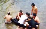 2 thầy giáo lao xuống suối cứu học sinh đuối nước