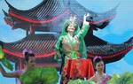 Cô gái trình diễn hầu đồng ngay trên sân khấu xiếc