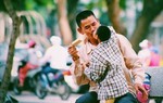 Bé khuyết tật hôn cha giữa phố