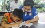 'Gia sư áo xanh' giải tỏa nỗi lo cho con trẻ xóm trọ công nhân