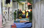 Công an dùng phao, đệm hơi đỡ cháu bé bị bố ném từ nóc nhà 3 tầng xuống đất
