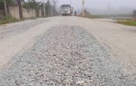 Nghệ An: Dân bức xúc vì đường vừa làm, chưa bàn giao đã nứt, sụt lún