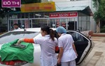  Người mẹ bại liệt kiên cường vượt cạn ngay trên taxi 