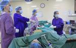 Xương cá đâm thủng ruột non nữ bệnh nhân 38 tuổi 