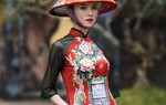 NTK Huế đưa mỹ thuật triều Nguyễn lên áo dài
