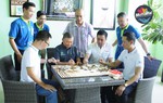 Sếp Công ty Siêu Thanh và nhân viên sôi nổi làm tranh gạo Mottainai