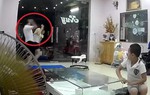 Phẫn nộ với clip vợ bế con bị chồng lao vào đánh tới tấp