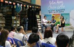 Thú vị đọc sách trên xe buýt trong ngày hội sách châu Âu tại TPHCM
