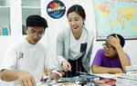 Bạn trẻ thích thú ‘biến hóa’ bao bì đã qua sử dụng thành cún con, robot 