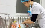 Chồng đốt than sưởi ấm, vợ và con 15 ngày tuổi hôn mê