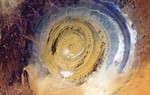 Bí ẩn vùng đất nhìn từ trên cao trông như mắt người ở sa mạc Sahara 
