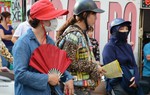 Nỗi niềm của cha mẹ bên ngoài cánh cửa phòng thi