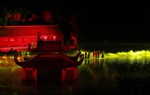 Thủy đình 10 tấn bất ngờ ngoi lên từ hồ nước ở show “Thuở ấy xứ Đoài”