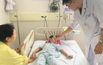 Gia đình dùng lá lộc mại cực độc trị táo bón, bé 4 tuổi phải cấp cứu