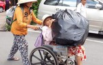Người mẹ gần 10 năm nhặt ve chai nuôi con gái suy thận mạn