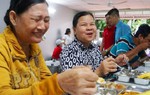 'Bếp yêu thương’ san sẻ với bệnh nhân nghèo