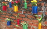 Làm tường hoa sắc màu bằng vỏ hộp sữa: Đơn giản mà thú vị