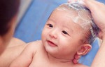 Chọn sữa tắm gội không gây hại bé