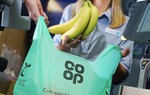 Chuỗi siêu thị Co-op của Anh bắt đầu bỏ sử dụng túi nilon