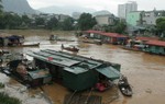Thủy điện Hòa bình xả lũ, xóm chài tan tác