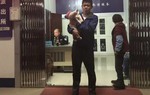 'Thèm' con trai, bố đem bán con gái mới 10 ngày tuổi