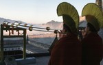 Kỳ bí tăng nhân niệm chú chuyển đá ở Himalaya