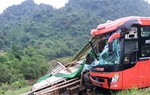 Hòa Bình: Xe khách đâm vào xe tải làm 14 người thương vong