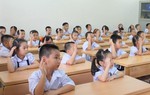 Học sinh lớp 1 ngơ ngác trong tiết học đầu năm học mới