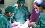 Bé sinh non vừa chào đời 2 ngày tuổi đã bị tắc ruột nguy hiểm