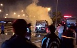 Xe bốc cháy trong đêm, hành khách phá cửa nhảy ra ngoài thoát thân