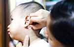Con tưởng mẹ là "quái thú" vì miếng dán chống say tàu xe