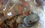 Kinh hãi dòi bò lúc nhúc trong phần cơm mua ở căn tin 