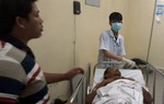 BV Chợ Rẫy tích cực cứu chữa 2 ngư dân bị thương do hỏa khí trên biển