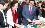 Phó Thủ tướng Vũ Đức Đam thăm gian trưng bày Báo PNVN 
