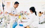 Sập giàn giáo, nữ phu hồ bị vật sắc nhọn cứa vào cổ, gần đứt gốc lưỡi