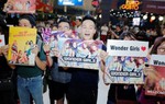 Wonder Girls 'náo loạn' cùng fan trên máy bay 