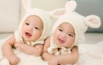 Vượt 'bão giông' đón con gái sinh đôi chào đời