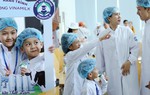 Bé Chip và bố Mạnh Trường 'test' quy trình sản xuất sữa học đường