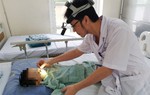 Khói trắng bốc lên khi mẹ nhỏ nước muối vào mũi con, còn bé thì đau đơn la hét