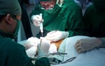 Máy cắt cỏ 'chém' rời chân trái