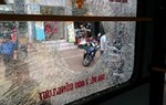 Giận bạn gái, chàng trai ném gạch vào xe bus khiến 1 người nhập viện
