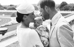 Hoàng tử Harry và Meghan công khai ảnh con trai sau lễ rửa tội