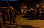 Dân truy bắt kẻ đâm tài xế, cướp taxi lúc nửa đêm