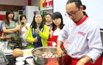 'Ông bố bỉm sữa' đi khắp nơi dạy ăn dặm 3 trong 1 