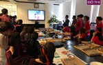 Nhân viên văn phòng cổ vũ cho đội tuyển U23 Việt Nam